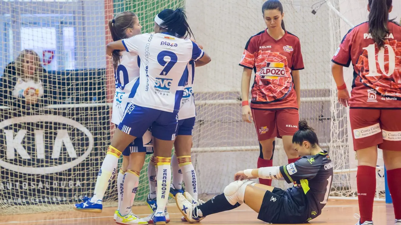 Las jugadoras se abrazan tras un gol de esta temporada. Foto: Sala Zaragoza