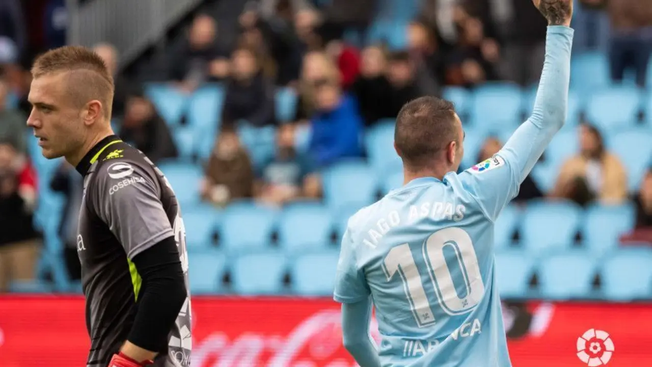Alexander Jovanovic resignado ante Aspas tras recibir un gol. | Foto: LFP