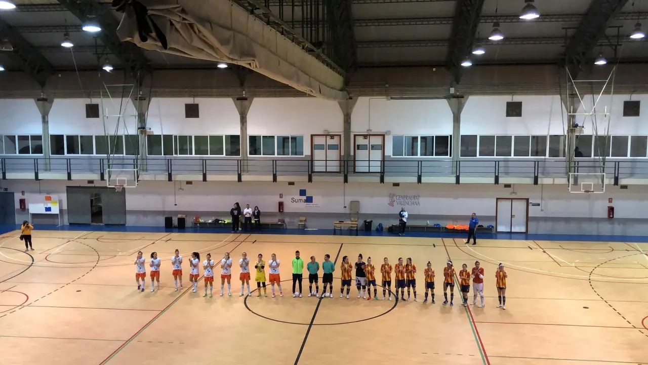 Los dos equipos, instantes antes del comienzo del encuentro. Foto: Sala Zaragoza