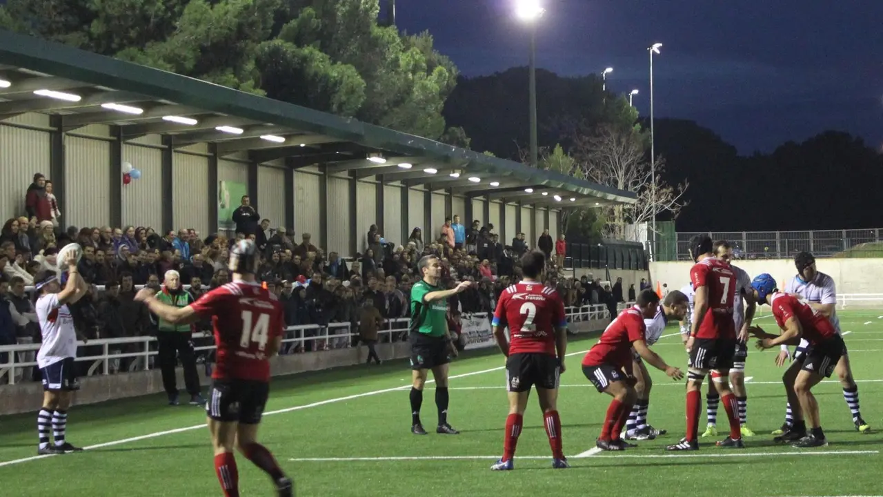 Una touche durante el encuentro ante el CAU. Foto: Bantierra F&eacute;nix