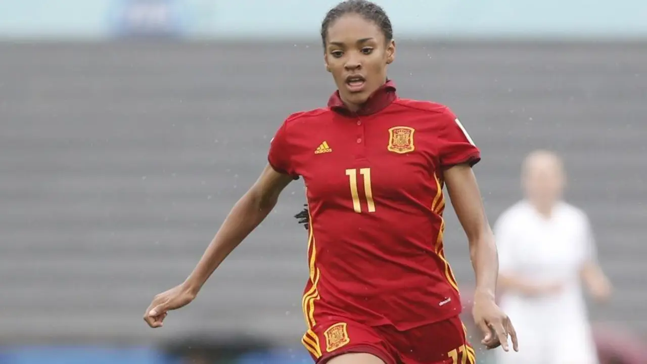 Salma Paralluelo con la camiseta de Espa&ntilde;a | Foto: Mundo Deportivo