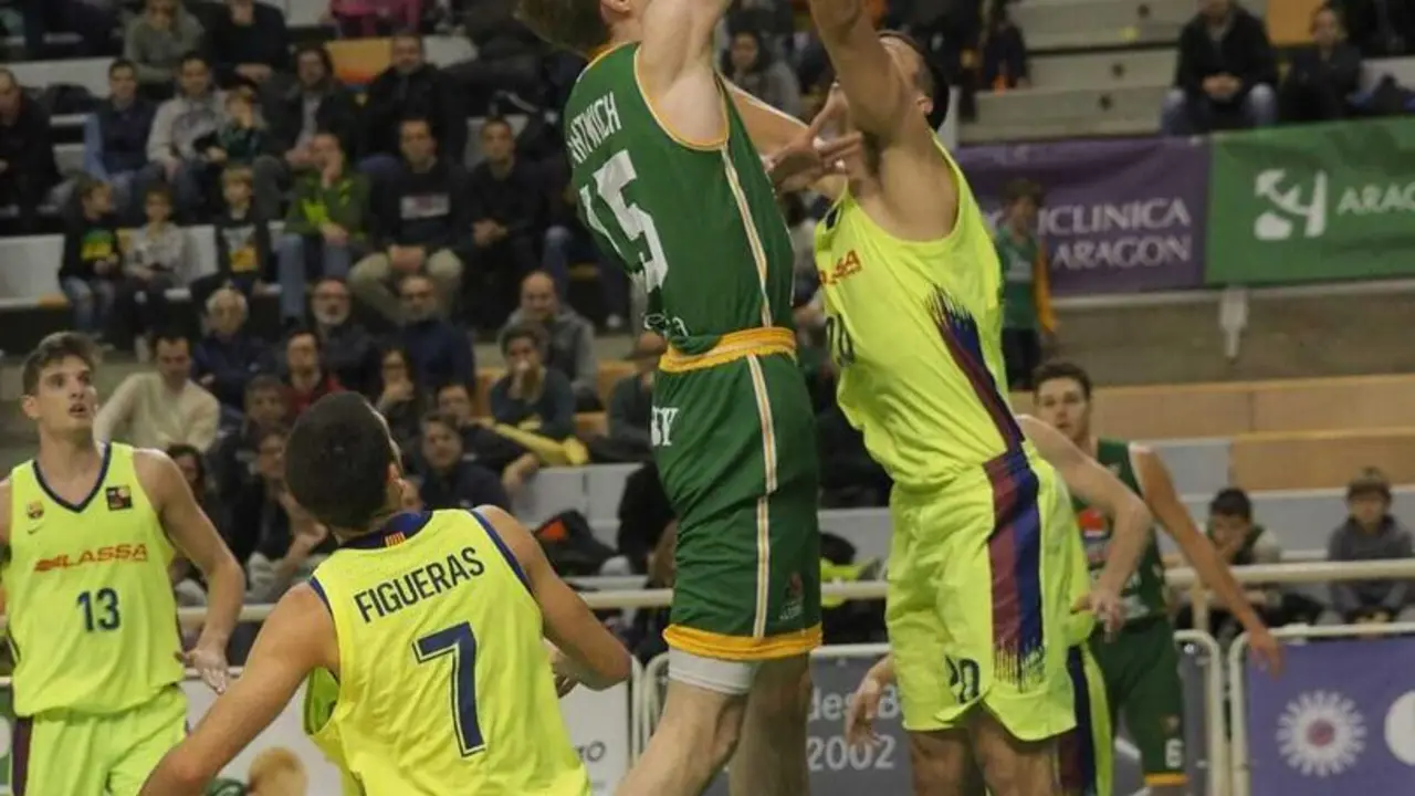 Philipp Hartwich se eleva para anotar. Foto: C. Pascual