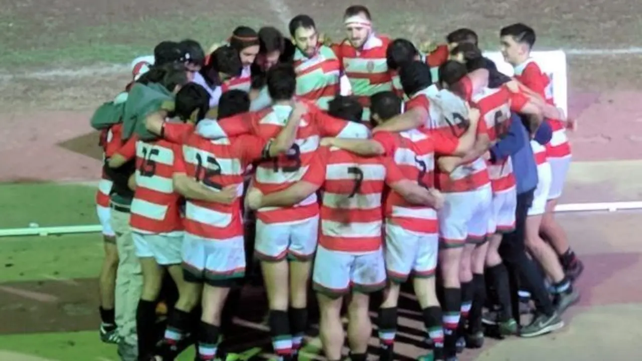 Los jugadores del &Iacute;bero se abrazan al t&eacute;rmino de un encuentro. Foto: &Iacute;bero