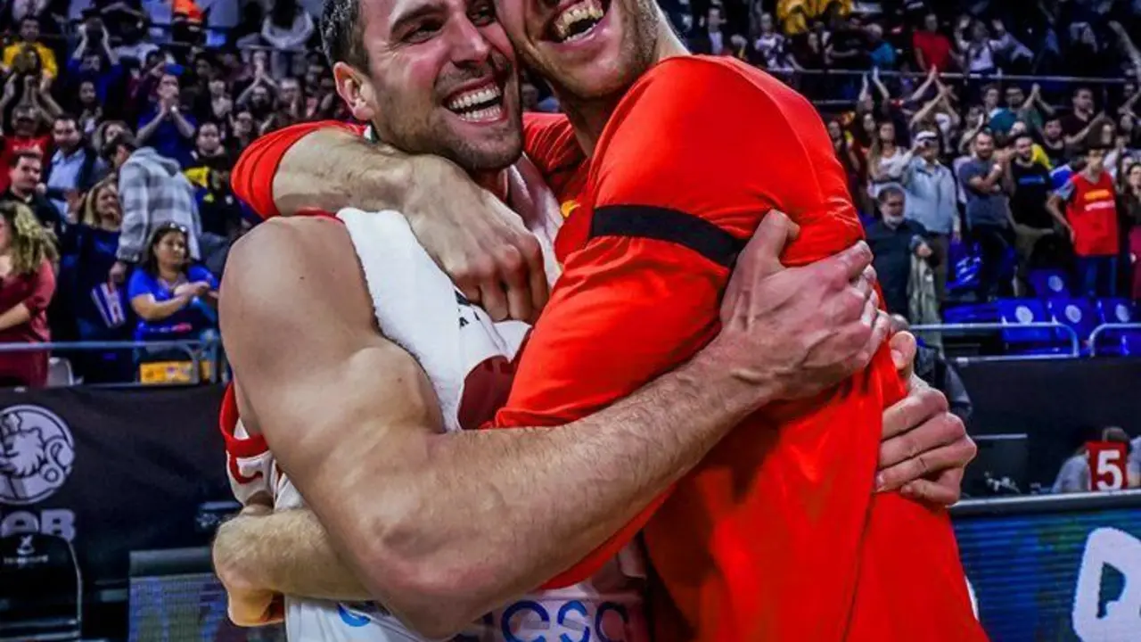 Fran V&aacute;zquez se abraza con el ex ca&iacute;sta Pablo Aguilar. Foto: FEB