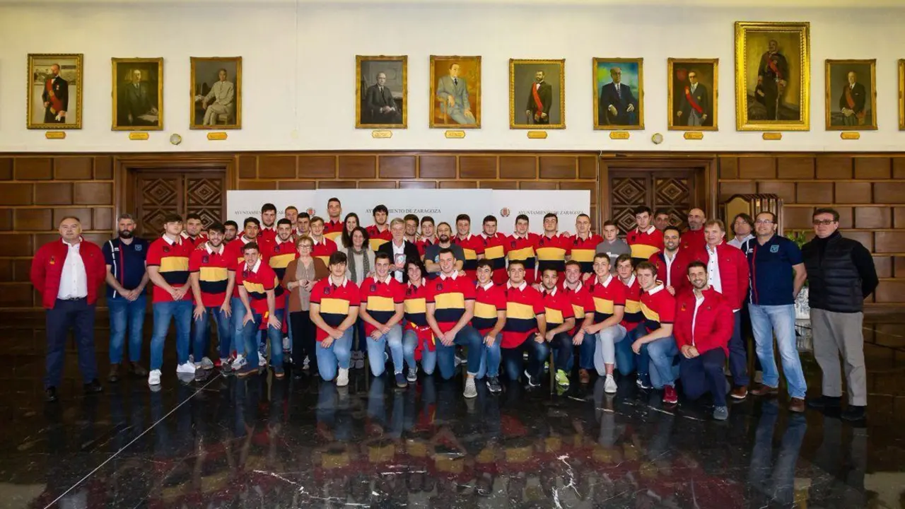Foto de familia de la selecci&oacute;n espa&ntilde;ola junto al alcalde Pedro Santisteve. Foto: Ayuntamiento de Zaragoza