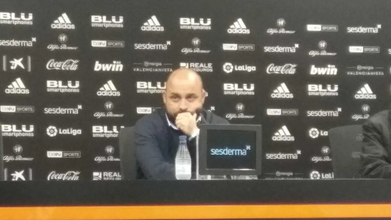 Manolo Gonz&aacute;lez en la sala de prensa de Mestalla tras el partido