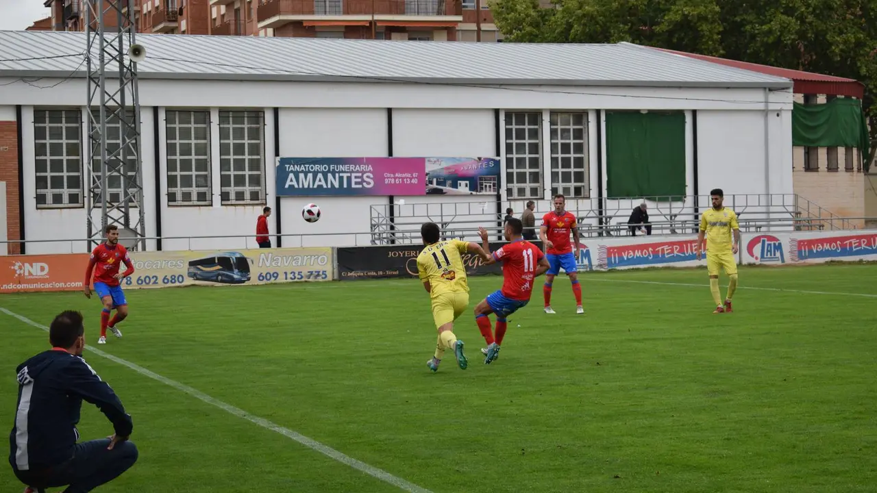Jugadores del Club Deportivo Teruel durante un encuentro de liga en Pinilla| Foto: Isabel Traver
