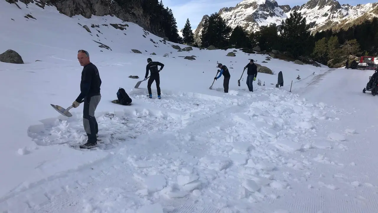 Paladas de nieve para dejar de la mejor manera posible el Espacio N&oacute;rdico de Llanos del Hospital. Foto: Llanos del Hospital