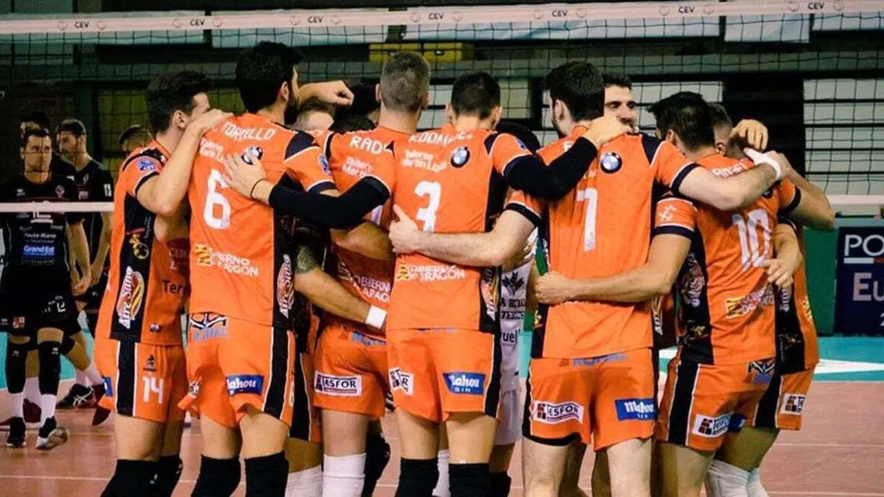 Jugadores del CV Teruel celebran la victoria sufrida | Foto: Juan Antonio / Foto Volley