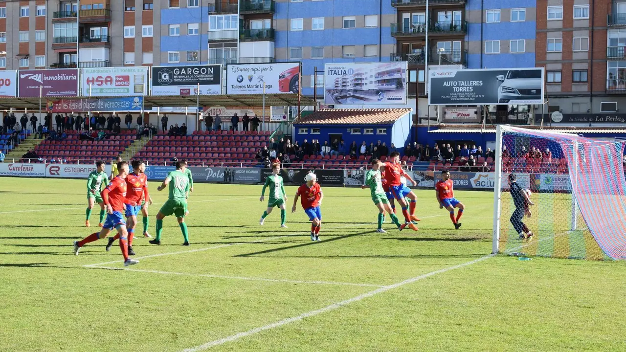 Imagen del partido disputado en Pinilla entre el CD Teruel y la UE Cornell&agrave; en la primera vuelta. Foto: Isabel Traver