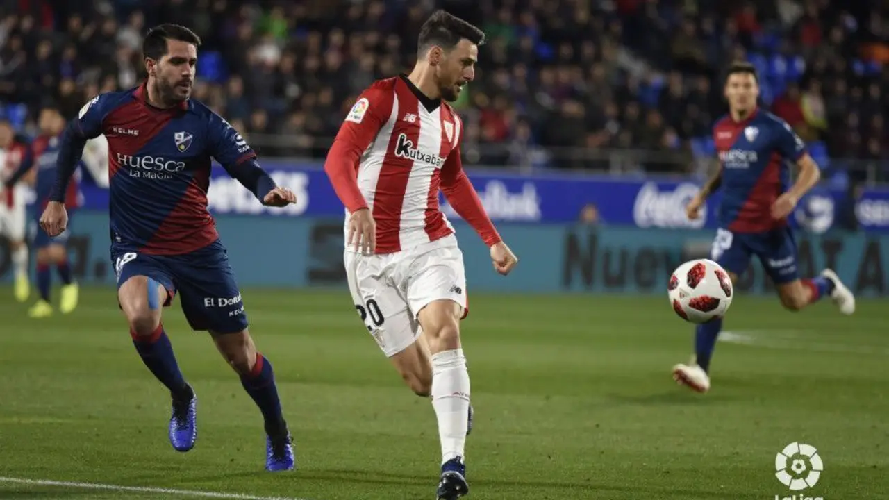 Insua, junto a Aduriz en el partido de Copa. 