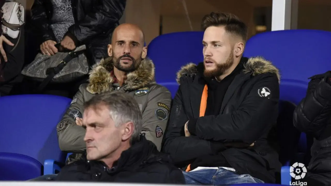 &Aacute;lex Remiro y Mikel Rico esta misma temporada presenciando un partido en El Alcoraz. |Foto: LFP