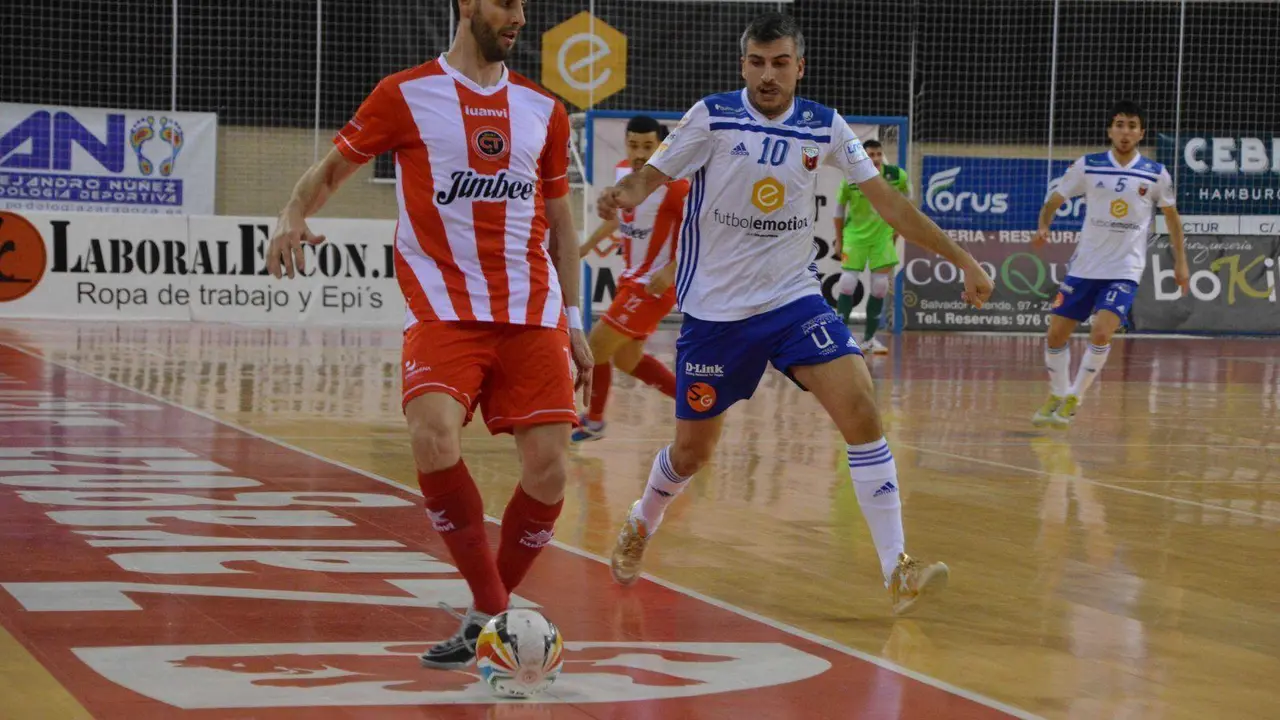 Carlos Retamar, en una acci&oacute;n defensiva. Foto: Pedro Serrano