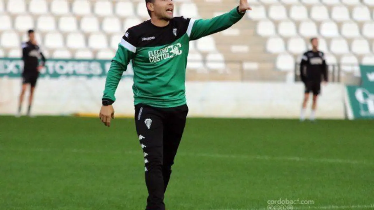 Curro Torres dirige una sesi&oacute;n de entrenamiento del C&oacute;rdoba. | Foto: C&oacute;rdoba CF
