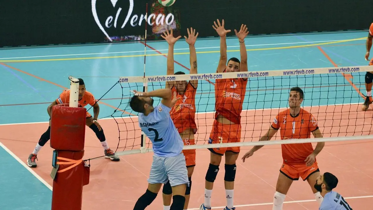 Jugadores del C.V. Teruel y del R&iacute;o Duero Soria durante un encuentro de la pasada temporada| Foto: RFEVB