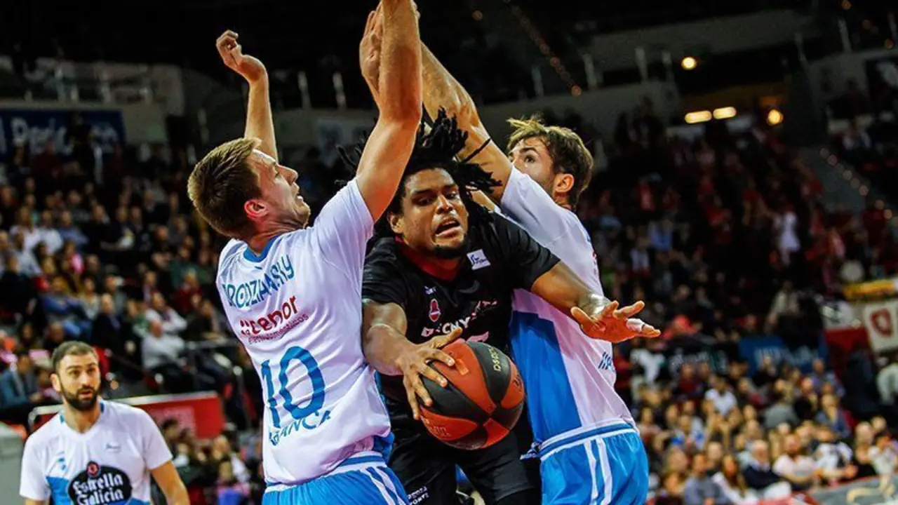 Javier Justiz es frenado entre Brodziansky y Llovet. Foto: Basket Zaragoza