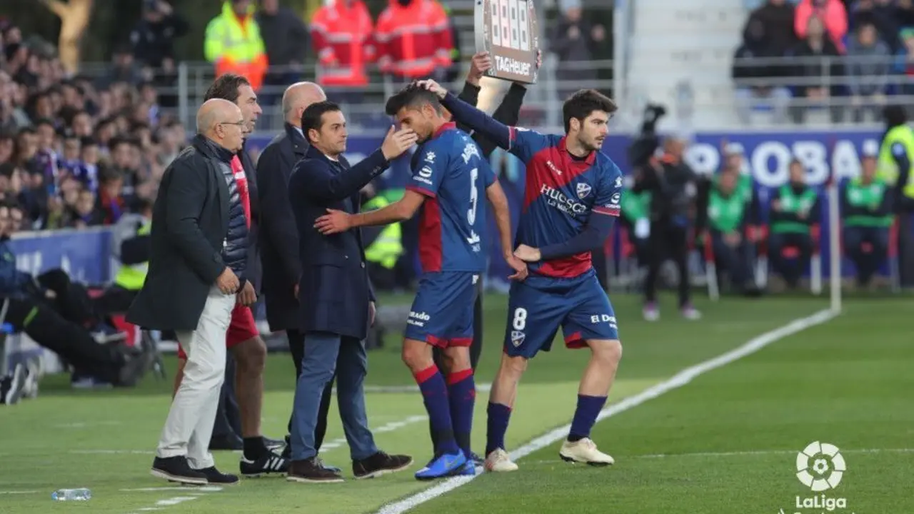 Melero entra en el campo por Aguilera en el primer tiempo contra el Real Madrid. Foto: LaLiga Santander
