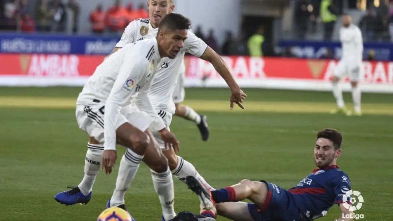 Moi va a l suelo con Varane en primer plano. Foto: LaLiga Santander