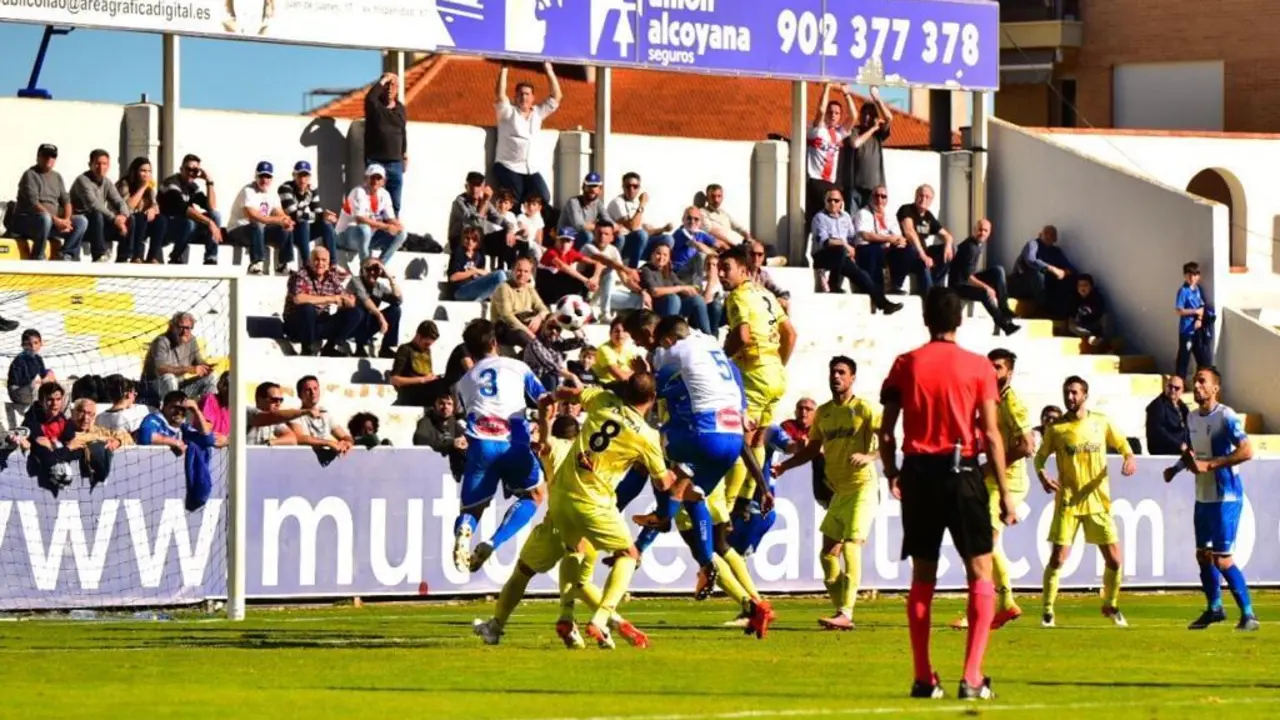 El Ejea en su partido ante el Alcoyano. | Foto: @PSTFotografia / @CD_Alcoyano