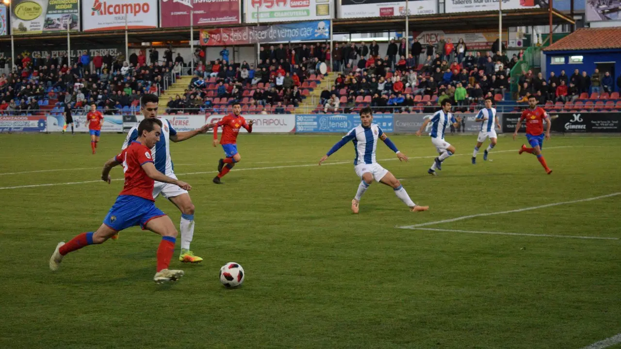 El ya exdelantero del CD Teruel, Jamelli, rodeado de defensas del Espa&ntilde;ol 'B' | Foto: Isabel Traver 