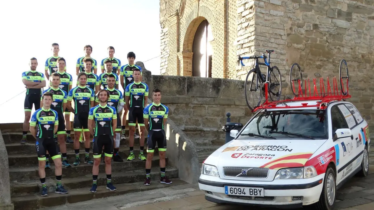 El equipo ciclista La Tova-Asesor&iacute;a Almud&eacute;var posa en las escalinatas de la ermita de la Virgen de la Corona. Foto: Cedida