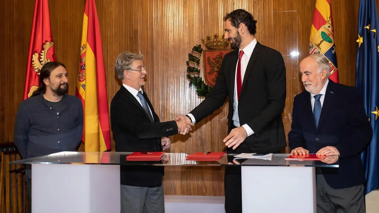 Pedro Santisteve y Jorge Garbajosa sellan el acuerdo por el que Zaragoza es Capital del Baloncesto 2019. | Foto: Daniel Marcos, Ayuntamiento de Zaragoza