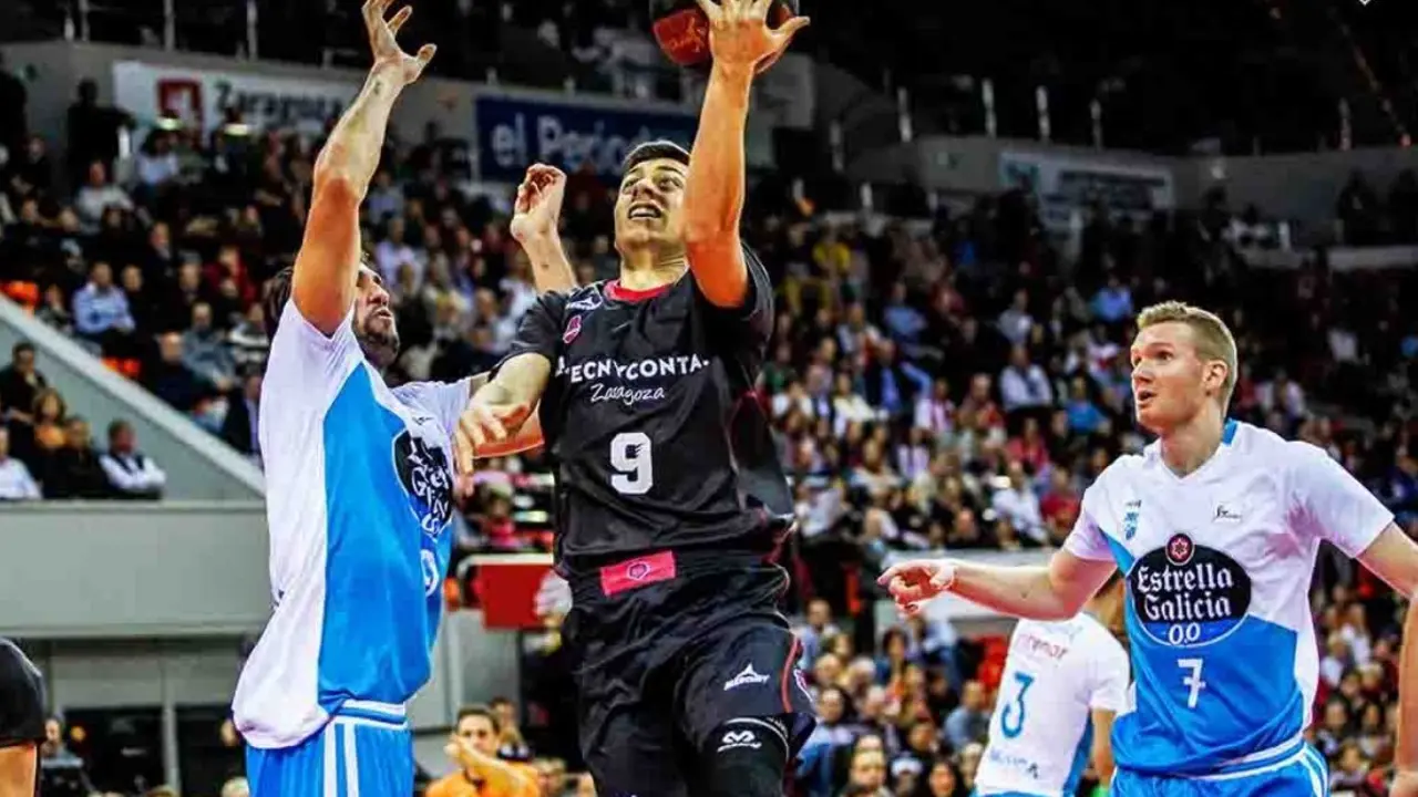Santana realiza una penetraci&oacute;n en el choque ante Obradoiro en casa. Foto: Esther Casas/Basket Zaragoza