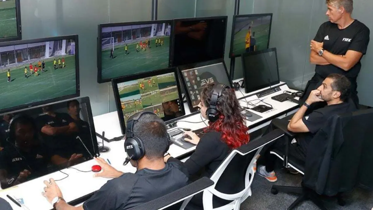 T&eacute;cnicos del VAR observan las pantallas. Foto: RFEF