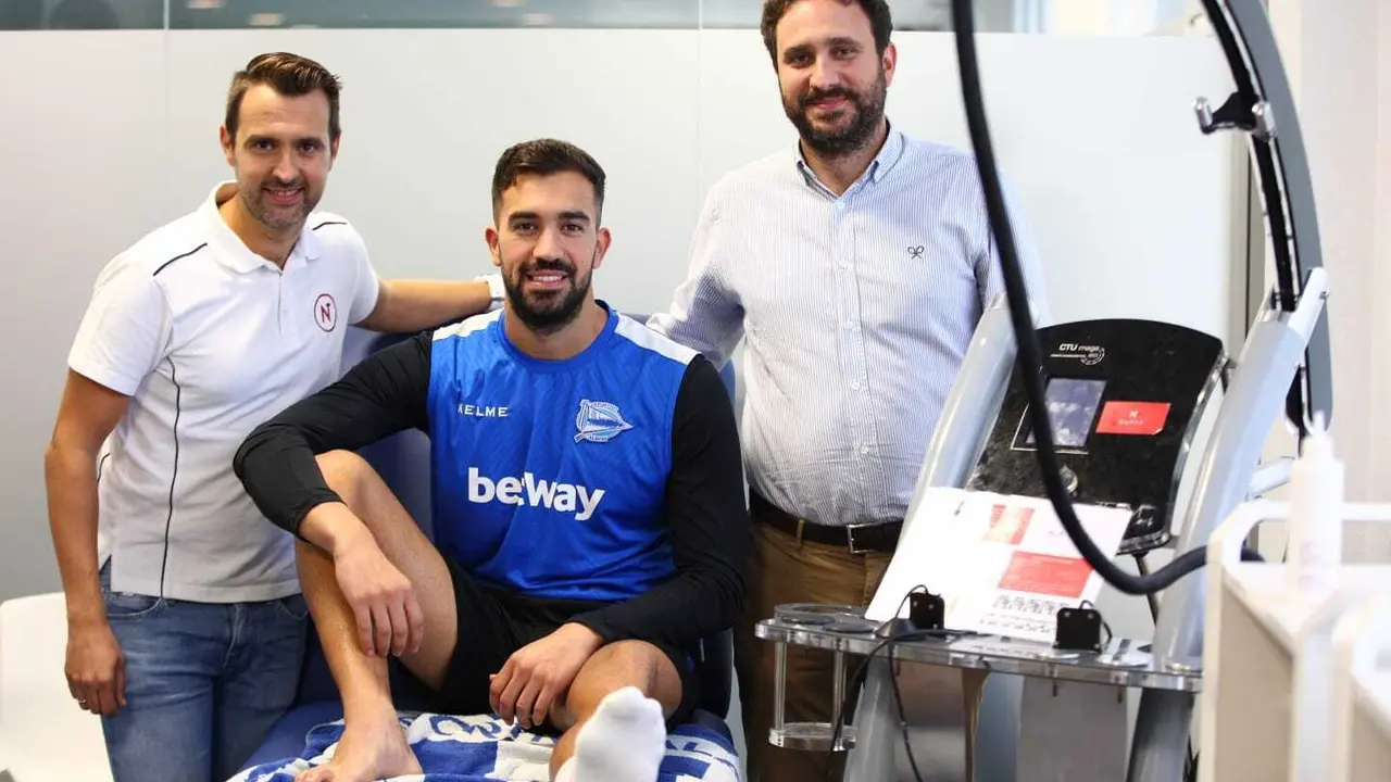 Fernando Pacheco, portero del Alav&eacute;s, junto a los profesionales de Navta