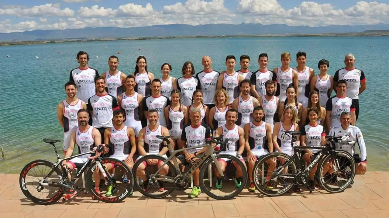 Imagen del equipo Europa que ha sido el gran dominador este a&ntilde;o en el triatl&oacute;n aragon&eacute;s. Foto: Fatri