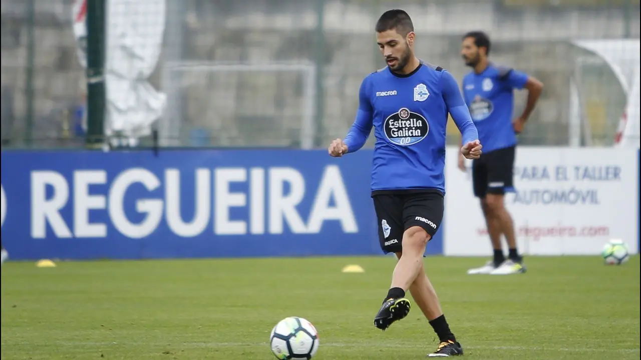 Carles Gil entrenando con el Deportivo de la Coru&ntilde;a. | Foto: Lavozdegalicia