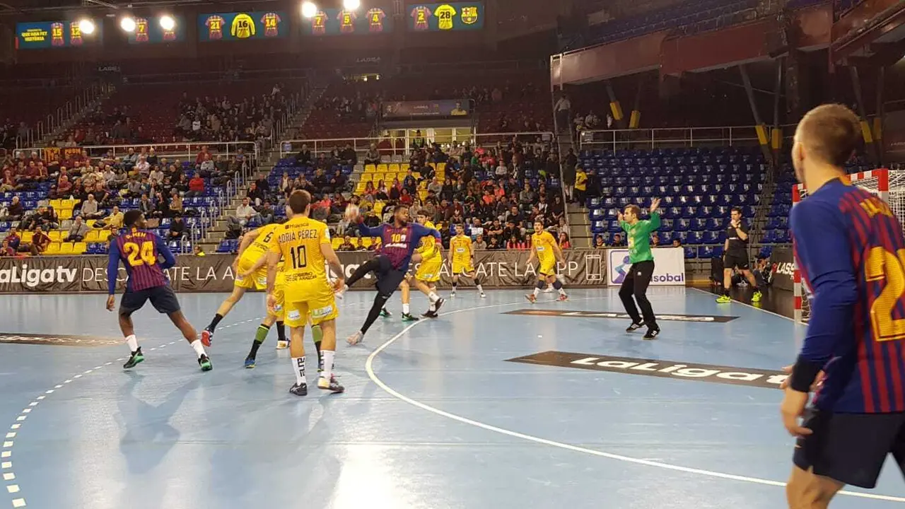 Sorhaindo gana la posici&oacute;n y se dispone a lanzar ante la meta defendida por Jorge G&oacute;mez. Foto: Bada Huesca