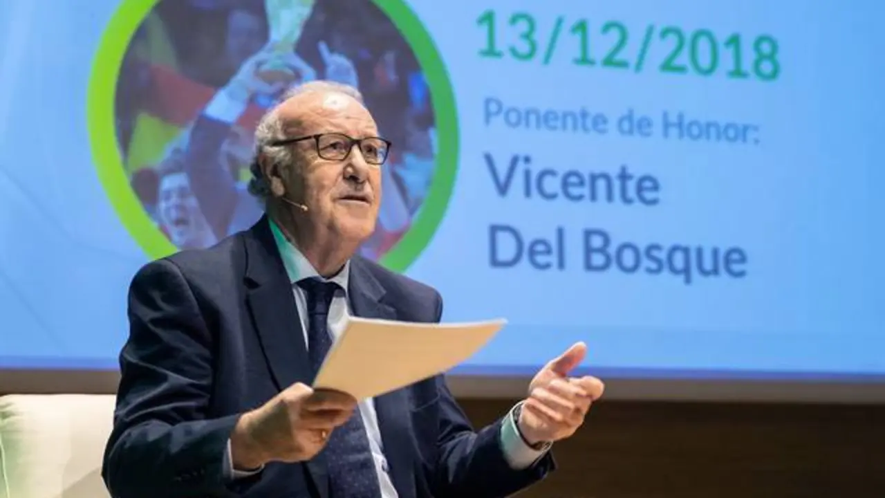 Vicente del Bosque imparte una charla en Caixaforum Zaragoza. Foto: EFE