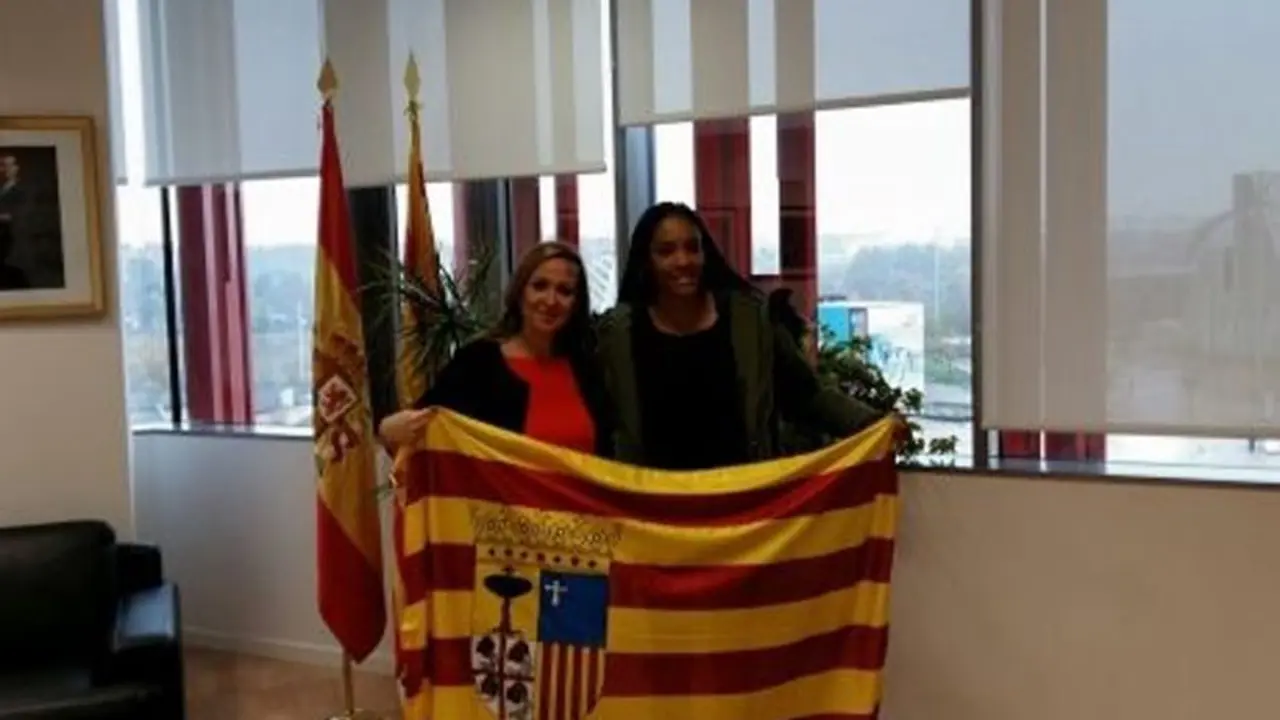 Salma Paralluelo con la consejera de deportes, Mayte P&eacute;rez. | Foto: Gobierno de Arag&oacute;n
