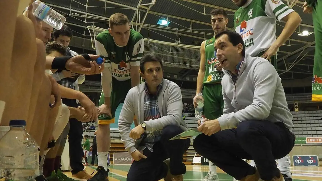 Guillermo Arenas, en primer plano durante un tiempo muerto en el &uacute;ltimo partido celebrado en el Palacio de los Deportes. Foto: C.Pascual