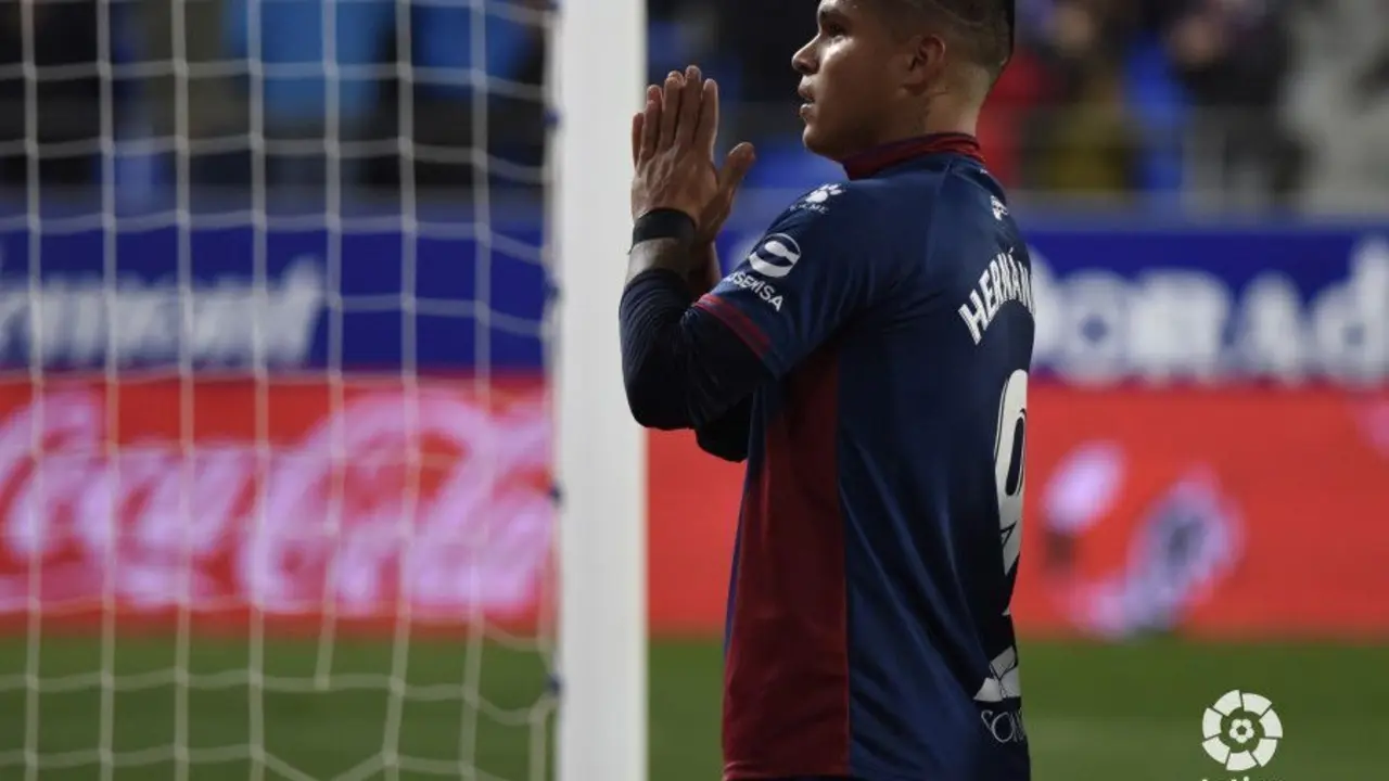 Cucho se disculpa de la afici&oacute;n en la celebraci&oacute;n de un gol I Foto: Liga Santander