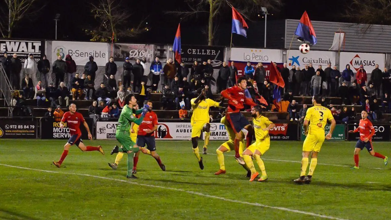 Jugada del gol del Olot al Ejea en la primera vuelta. | Foto: @andrea_bolcato @UEO1921