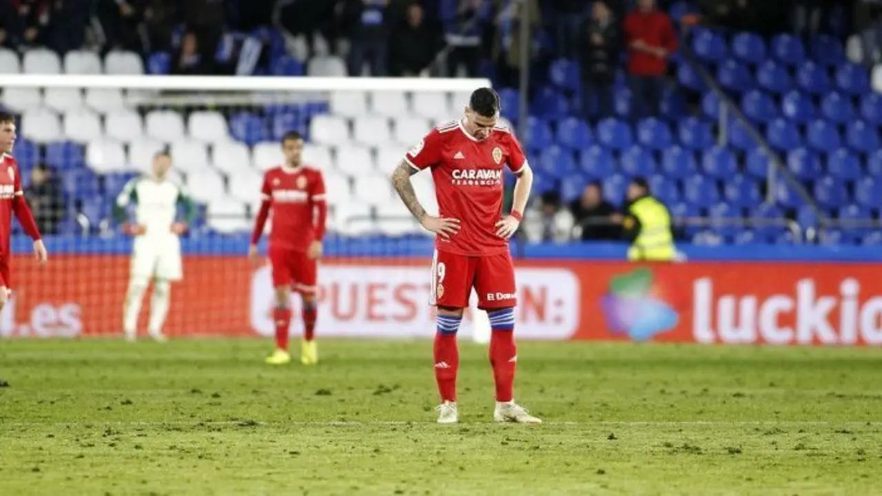 Los jugadores del Real Zaragoza abatidos tras recibir un gol. Foto: LaLiga 1/2/3