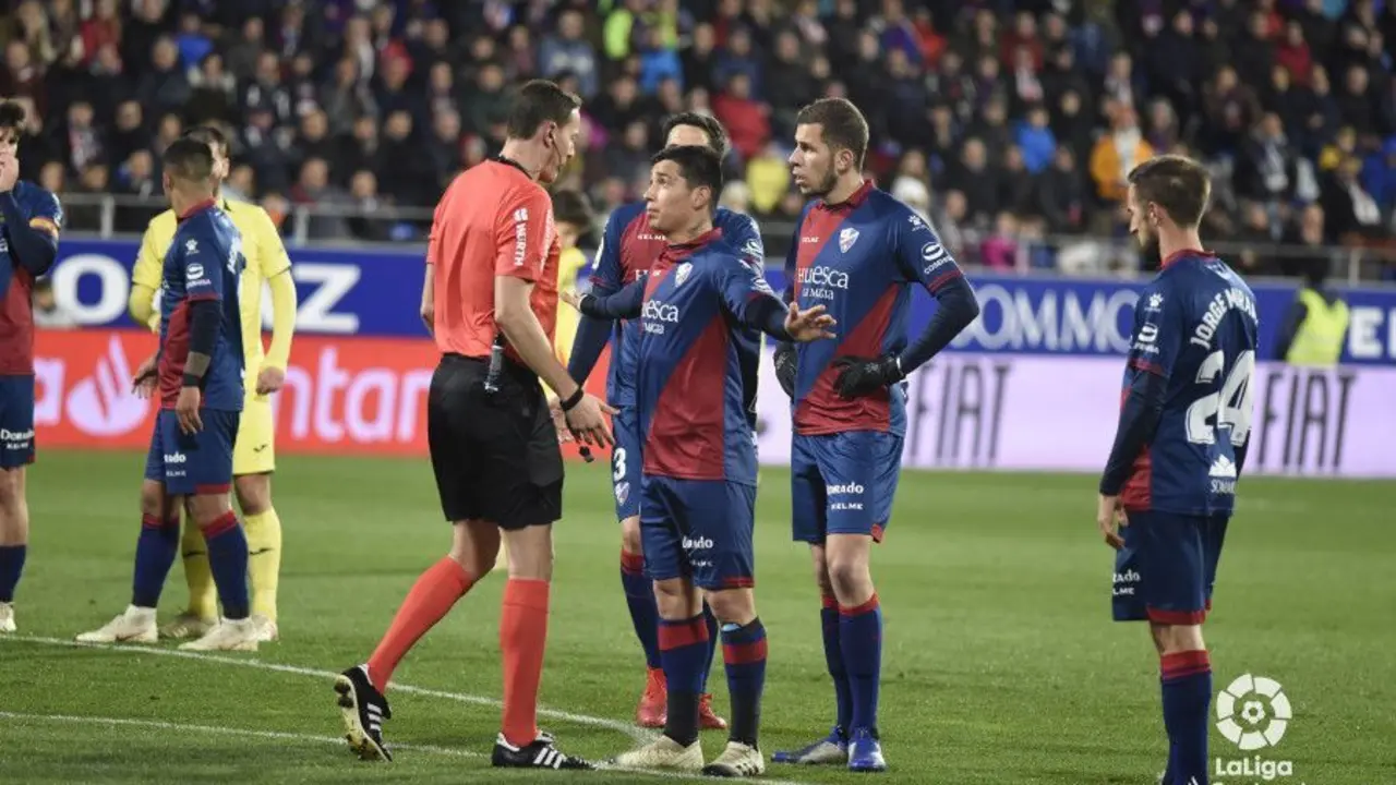 Chimy &Aacute;vila habla con el colegiado durante el partido | Foto: SD Huesca