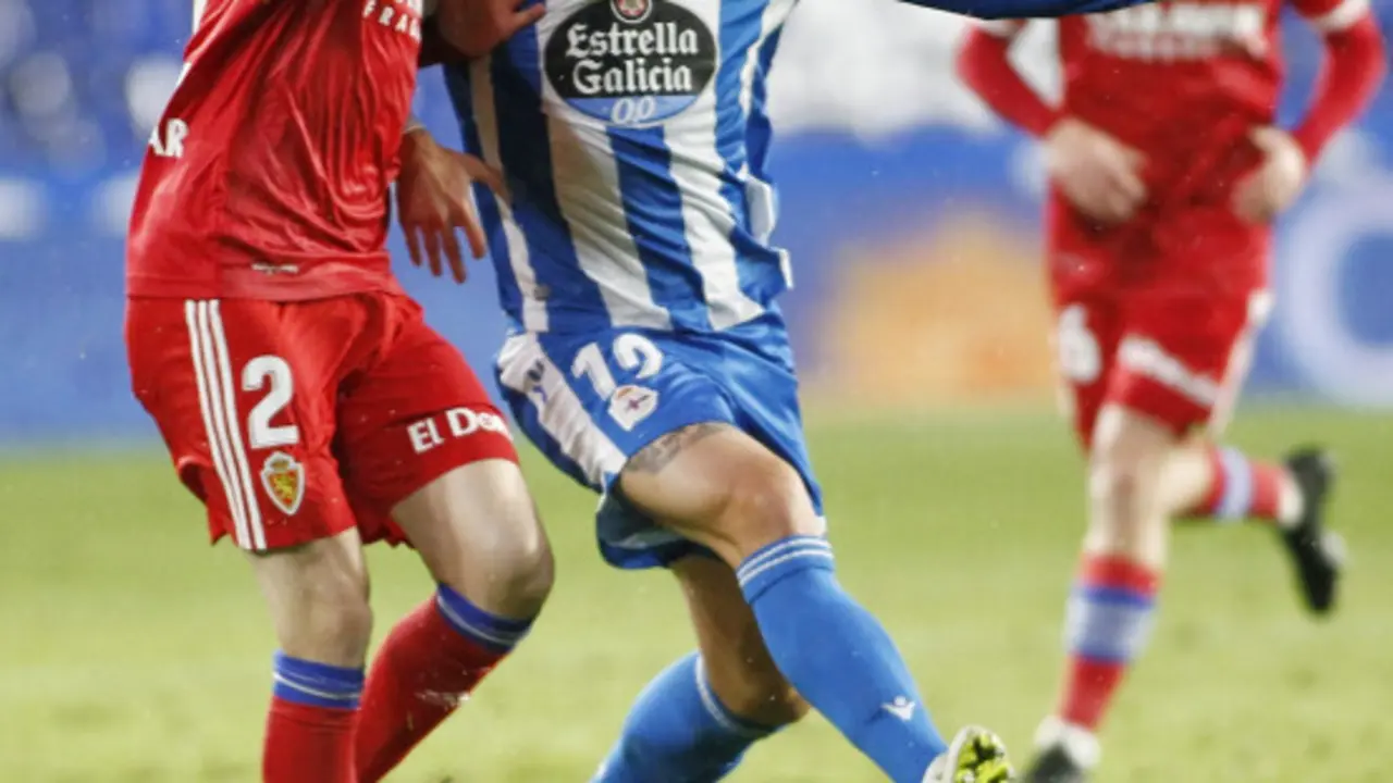 Benito pelea por hacerse con el bal&oacute;n en Riazor. | Foto: Liga 123
