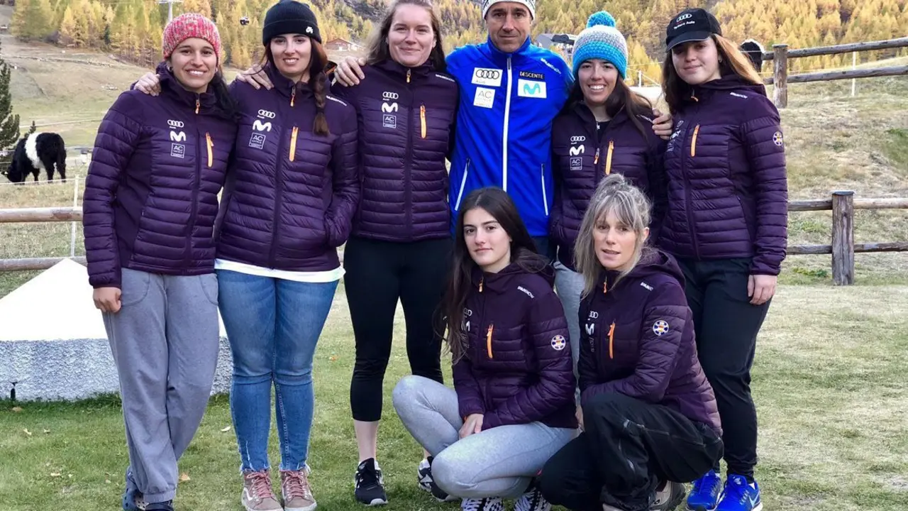 Algunas de las esquiadoras de la beca Mujer y Nieve con el presidente de la Rfedi. Foto: Rfedi