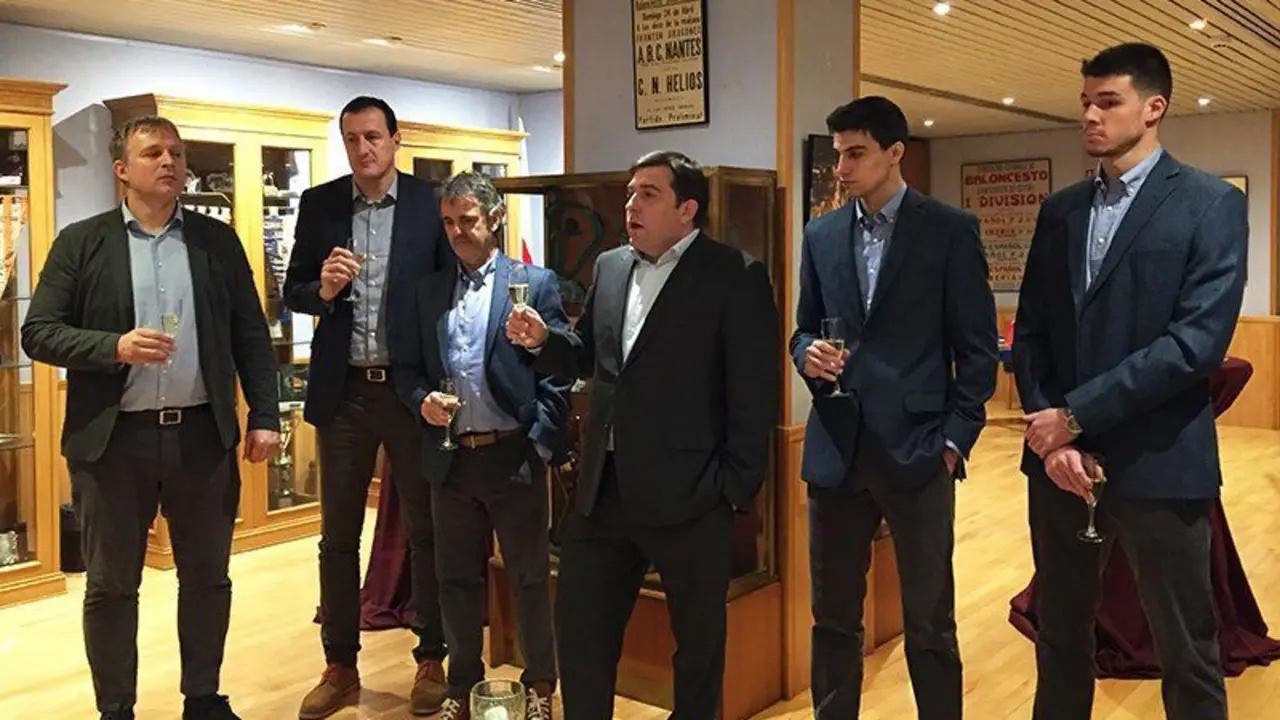 Savovic, Cargol, Fisac, Benito, Aloc&eacute;n y Barreiro durante el brindis. Foto: Basket Zaragoza