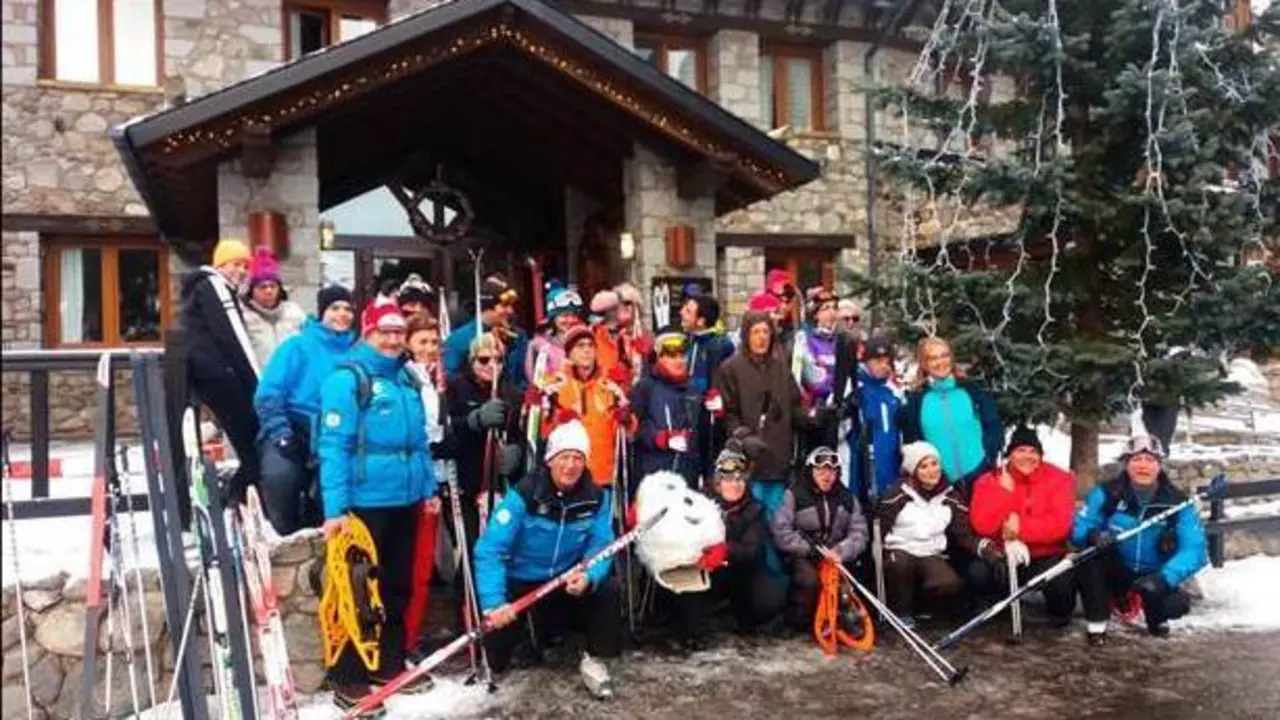 Participantes en el nacional de la Feddi a las puertas del hotel Hospital de Benasque. Foto: ENA
