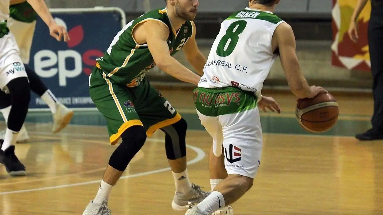 Dani Garc&iacute;a en una acci&oacute;n defensiva ante Tau Castell&oacute; | Foto: C. Pascual