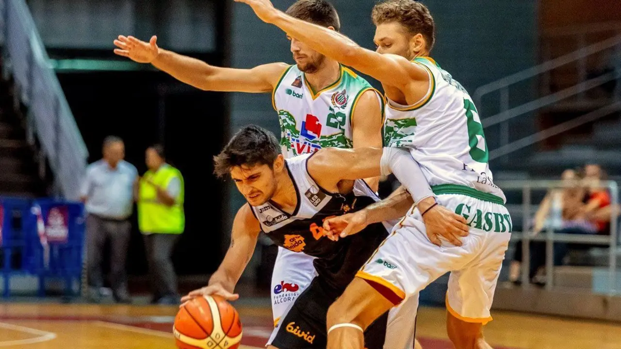 Quintela, rodeado por Sans y Aukstikalnis en un choque de la pretemporada | Foto: For&ccedil;a Lleida