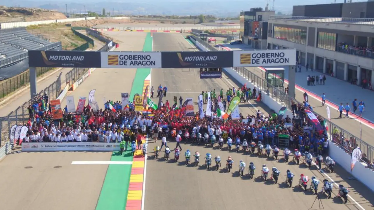Foto de familia de una anterior edici&oacute;n de MotoStudent en MotorLand Arag&oacute;n. Foto: Agency Sport Media