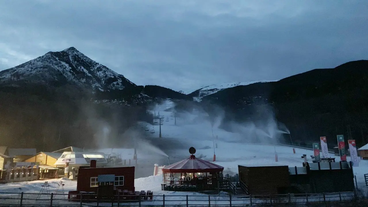 Imagen de esta misma ma&ntilde;ana de los ca&ntilde;ones de nieve artifical en la zona de El Molino de Cerler: Foto: Aram&oacute;n Cerler Twitter