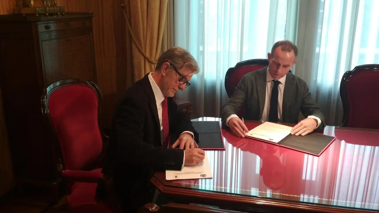 El alcalde de Zaragoza, Pedro Santisteve, y el presidente zaragocista Christian Lapetra, firman su acuerdo de colaboraci&oacute;n en el Ayuntamiento.