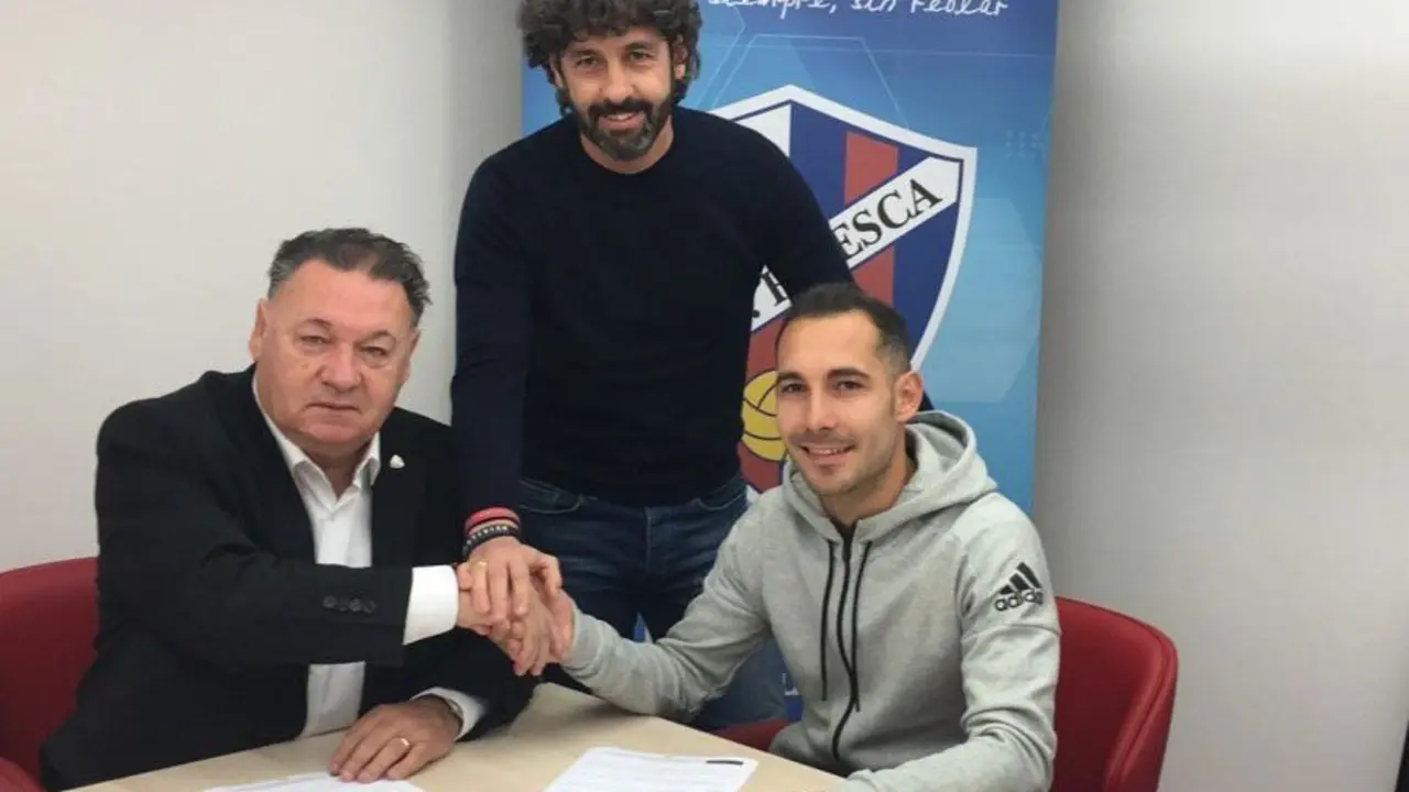 De derecha a izquierda: Agust&iacute;n Lasaosa (presidente), Emilio Vega (director deportivo) y Ferreiro (jugador) | Foto: SD Huesca