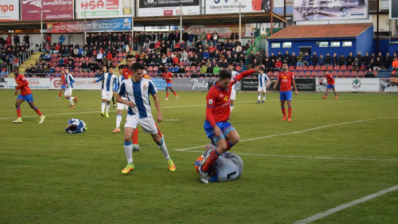 Jugadores del C.D. Teruel y del Espa&ntilde;ol 'B' durante el encuentro de la primera vuelta | Foto: Isabel Traver